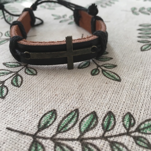 Black Leather cross Bracelet - Picture 1 of 2